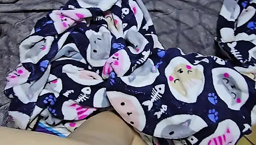 Wir mögen Exhibitionismus und haben am Fenster angefangen, das zu tun.