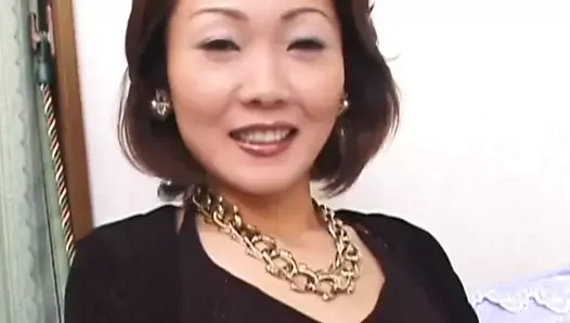 Solo asian milf lubi masturbację