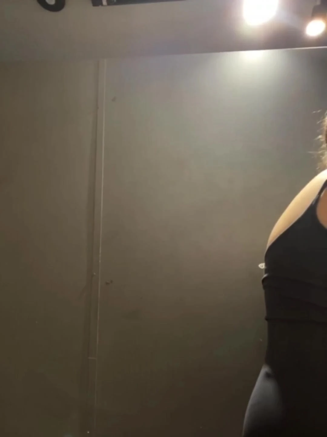 Jucielussie cumming in the gym