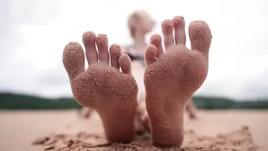 Verehre meine füße am öffentlichen strand und hol meine erlaubnis, zu kommen