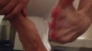 Spuszczanie na nogi seksowne paznokcie i podeszwy