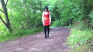 Satynowa sukienka w lesie