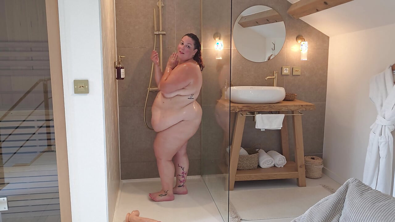 Saya melancap dalam bilik mandi