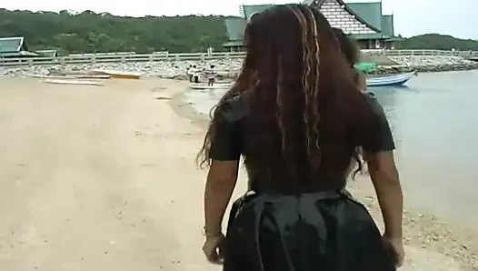 2 sexy latinas präsentieren latexfetisch im pool und am strand