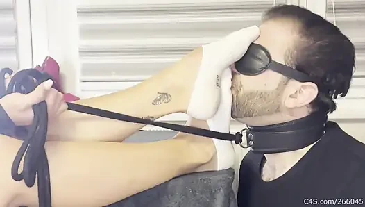 Fußsklavin mit verbundenen augen an der leine - stinkende socken schnüffeln (teil 1)