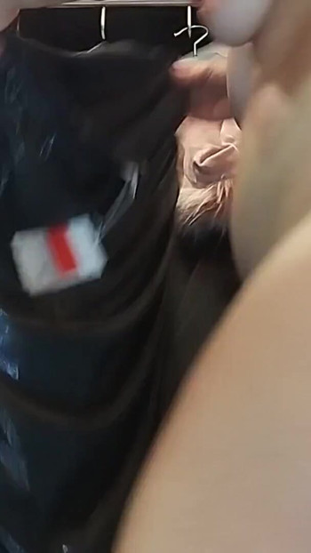 Schlüsselmoment aus "Freche sexy milf probiert nackte kleidung an. Behaarte latina-muschi probiert die kleidung im bett an."