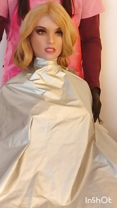 Lauren, la princesa del salón de belleza, modelando con capa química y fetiche
