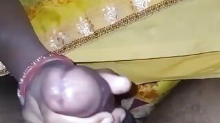 MMS divulgué, une bhabhi desi du village se fait baiser par la bouche avant de baiser sur un lit