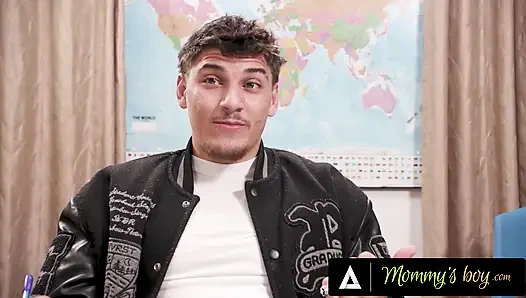 Annenin oğlu - şanslı adam testten sonra ateşli orta yaşlı seksi öğretmeni Adira Allure ile sikişiyor