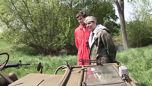 Verspielte soldaten sind frech im armeeauto