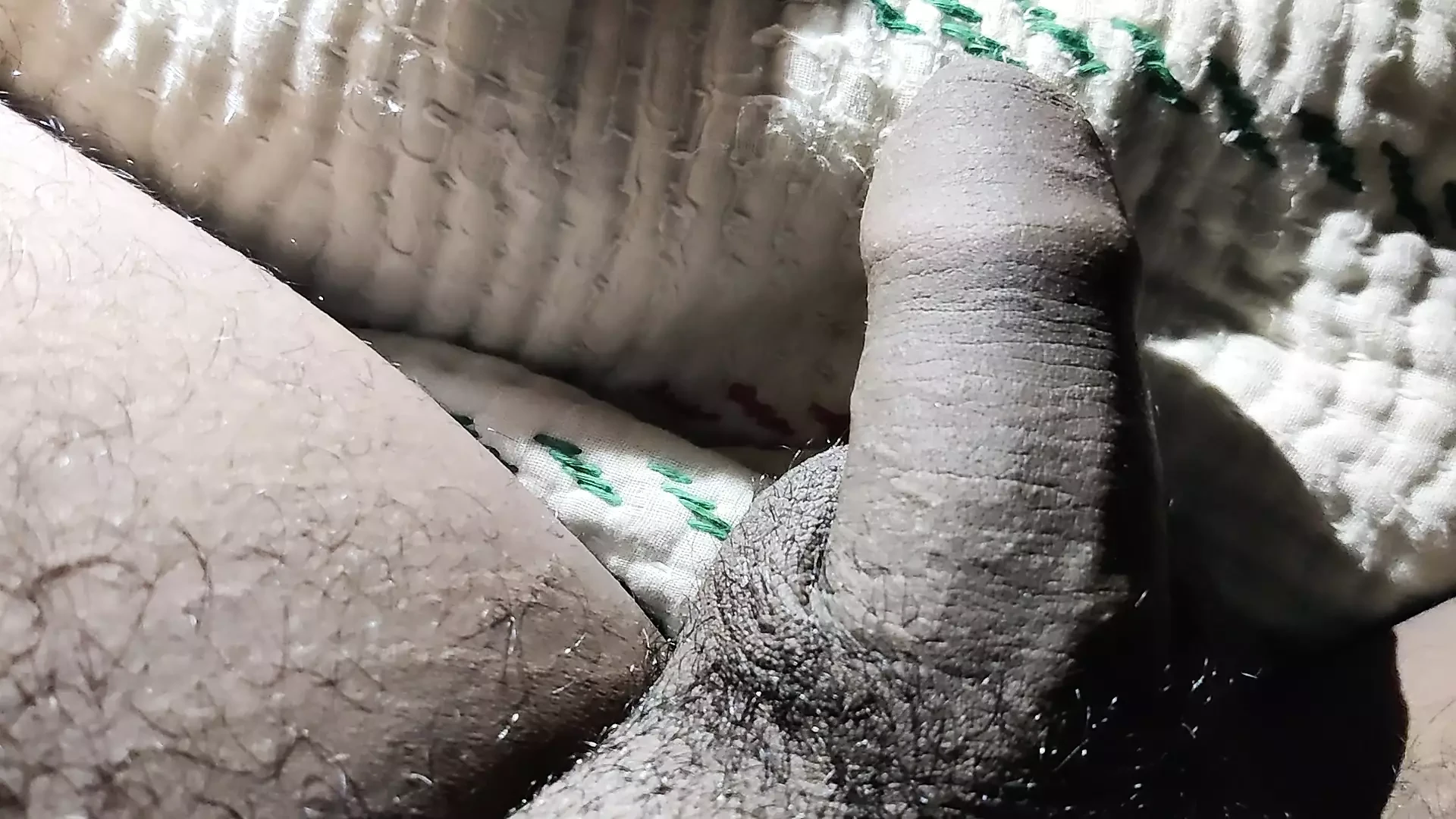 Alcance o orgasmo com uma punheta. punheta com enorme gozada. pov de você empurrando um pau e terminando com uma enorme explosão de porra