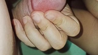 Une maman séduit son jeune beau-fils et joue avec sa bite