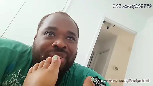 Kaki tukang pijat disepong sama kaki semok kulit merahnya, perut, dan toket besarnya diisap dengan footjob pertama dia