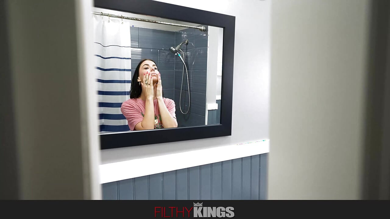 FILTHY KINGS - Brunette MILF Venus Valencia knullet etter å ha sett henne