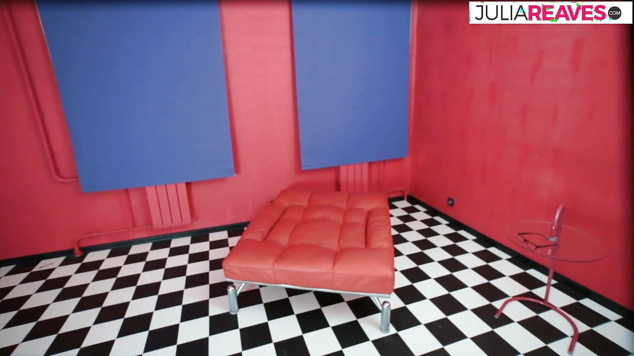 Wanita tua merintih keseronokan sebagai zakar besar mengongkek pantatnya