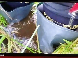 Aventure wetlook au bord du lac swamp en bottes de chasseur, legging noir et robe de sport.