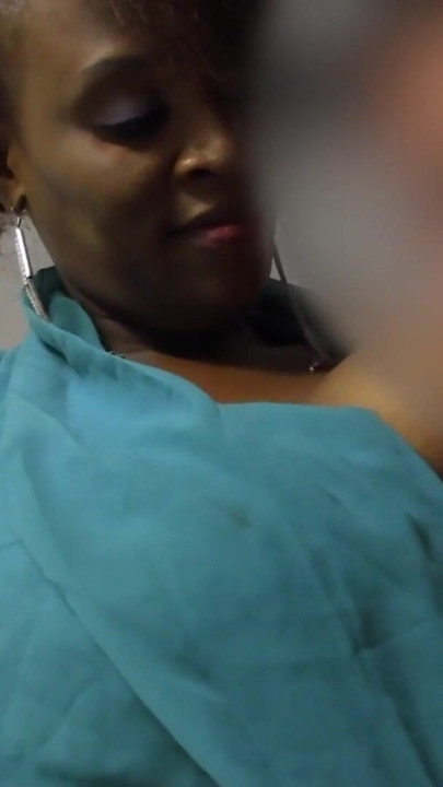 Une MILF noire à gros nichons se fait sodomiser pendant une audition de mannequinat amateur | Clip 1