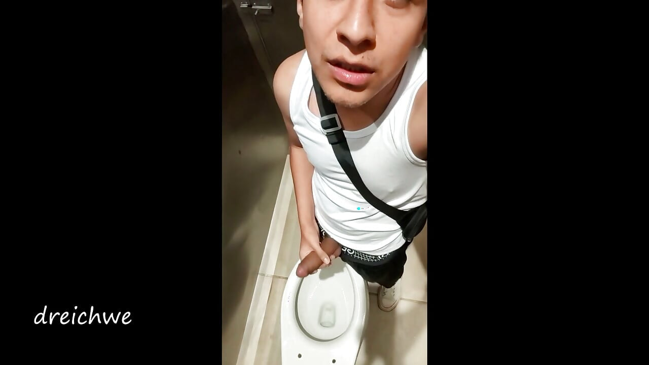 Masturbation au centre commercial