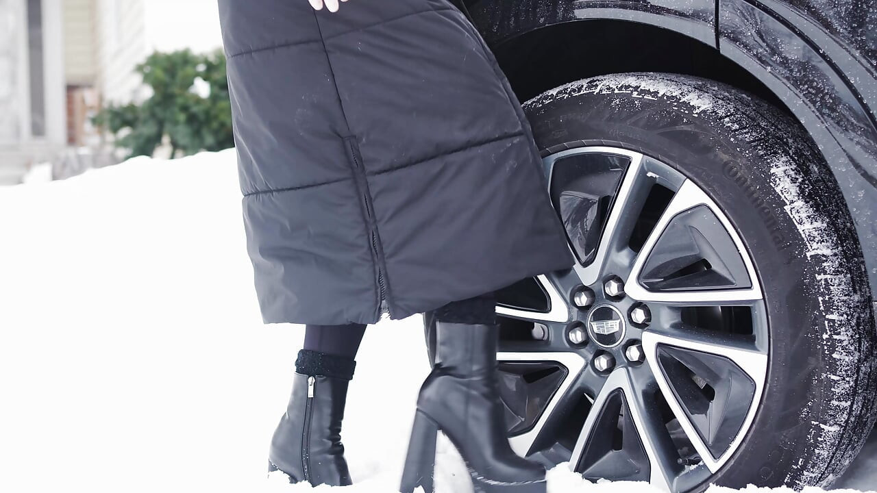 ساعدني، سيارتي عالقة في الثلج.