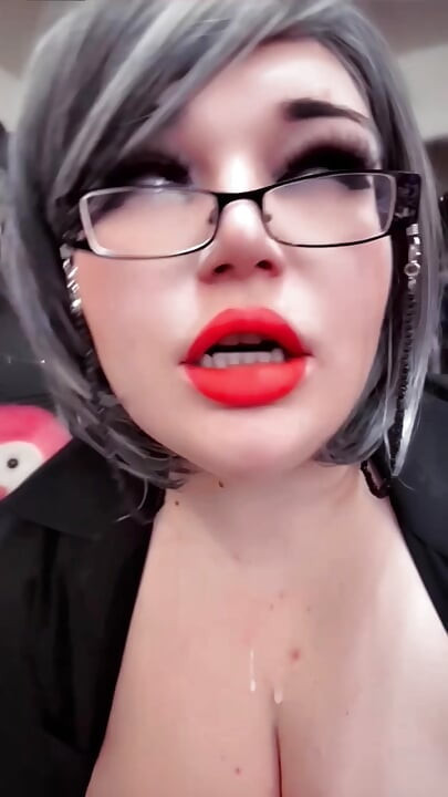 Kız arkadaşların ninesi boşalmak için çaresiz