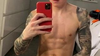 Fit amateur británica se masturba en el piso del baño