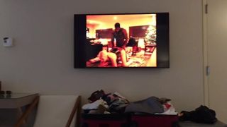 Ehemann beobachtet, wie seine heiße Schlampe Ehefrau im Fernsehen gefickt wird