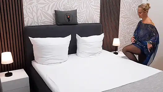 Amatör Sarışın, Olgun Eş, Yürüyüşten Sonra Seksin Tadını Çıkarıyor