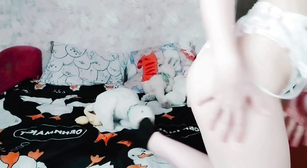 Student med store pupper og liten fitte filmer onanien sin på telefonen sin