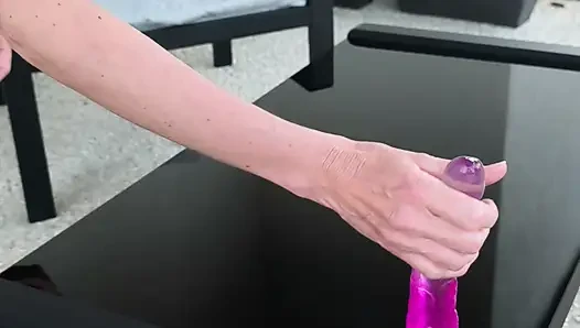 Milf fickt seinen dildo