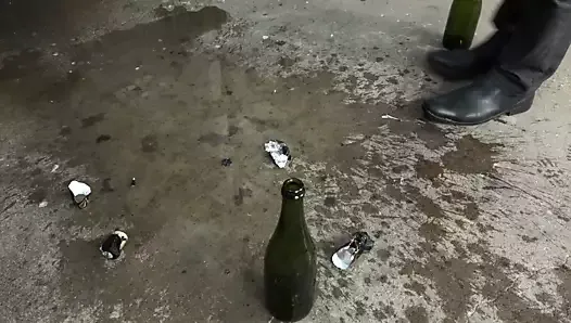 Botella de champán en el coño grande