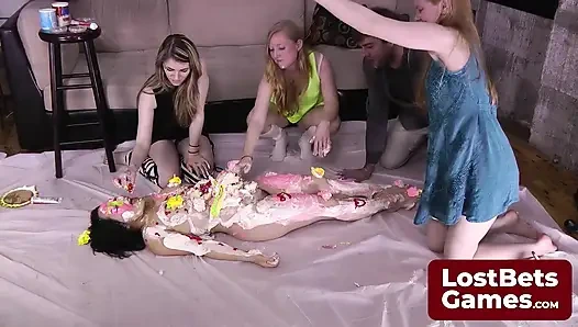 Sie beruhigt sich in die rolle der gefesselten Strip-Torange-beobachterin