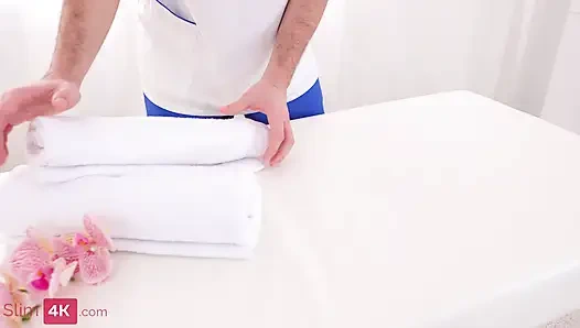 Рыжая девушка пробует новый массаж