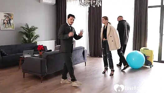 Pertemuan bisnis berakhir dengan seks anal yang dalam