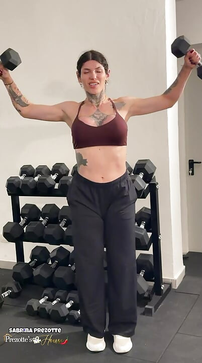 Hottie viser sine træningsevner frem og er sensuel i fitnesscentret.