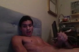 Un jeune mec parle sale en se branlant