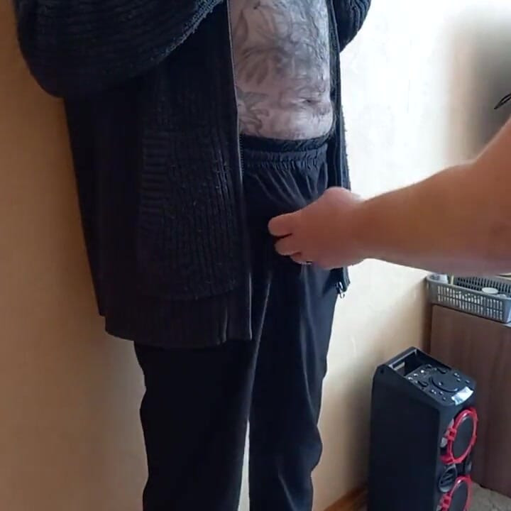 Macocha szarpie mojego kutasa i zdejmuje poranną boner