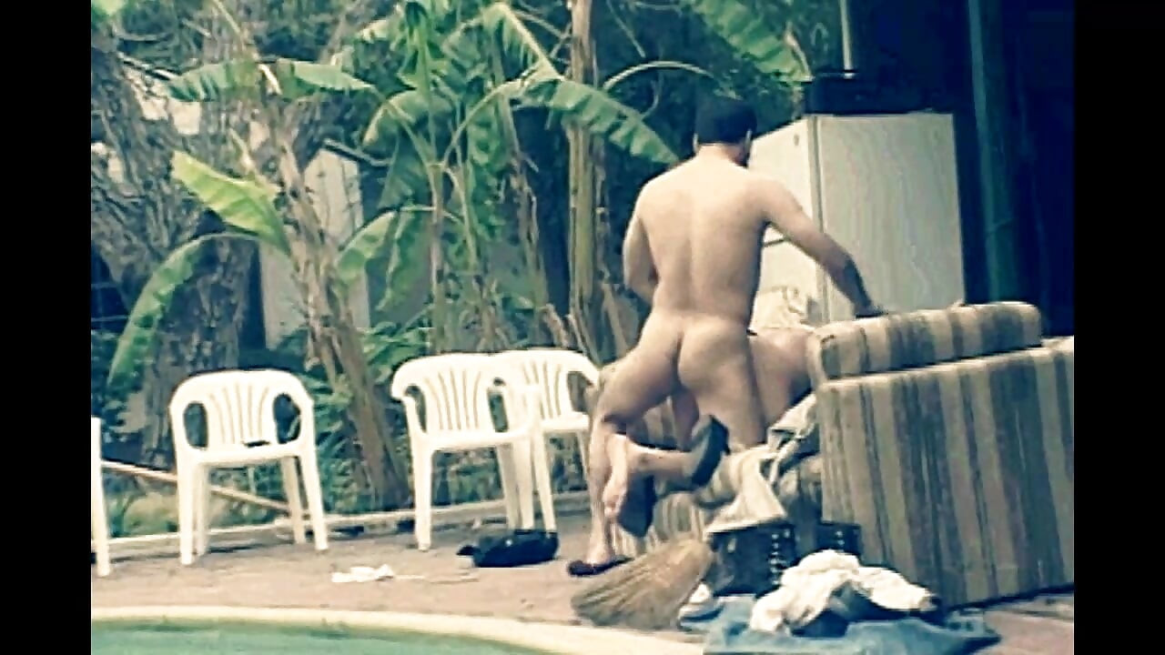 Vintage porno van een dikke huisvrouw met harig poesje geneukt door een grote pik in het zwembad