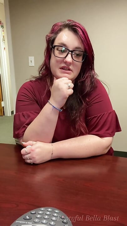 你被解僱了：胖女人腳部崇拜，辦公室腳癖和打手槍指導腳JOI射精倒計時