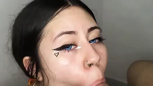 Я делаю ему удивительный минет, пока он не кончит на мои сиськи - минет и камшот в любительском видео