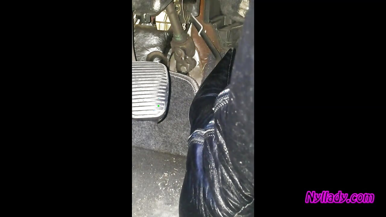 Nyllady rijdt en toekende met haar Proficiat, in laarzen met hoge hakken en zwarte balletappartementen