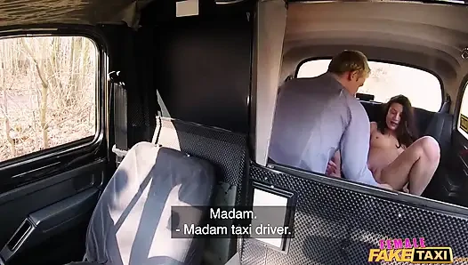 Kadın sahte taksi - tuhaflık ücretsiz bir yolculuk için büyük yarağa biniyor