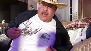 Texas Mustache ayah tiri dengan kaki besar orgasme pantat dan bocor ke dalam lubang ayah saya