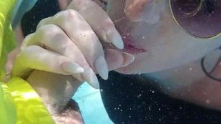Blowjob Pool unter Wasser