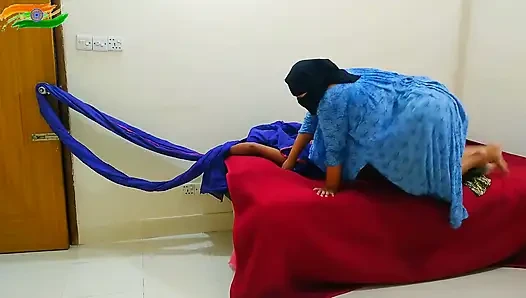 Büyük götlü ve büyük memeli orta yaşlı seksi ateşli teyze ellerini ve ayaklarını bağlayan bir adamla sikişiyor