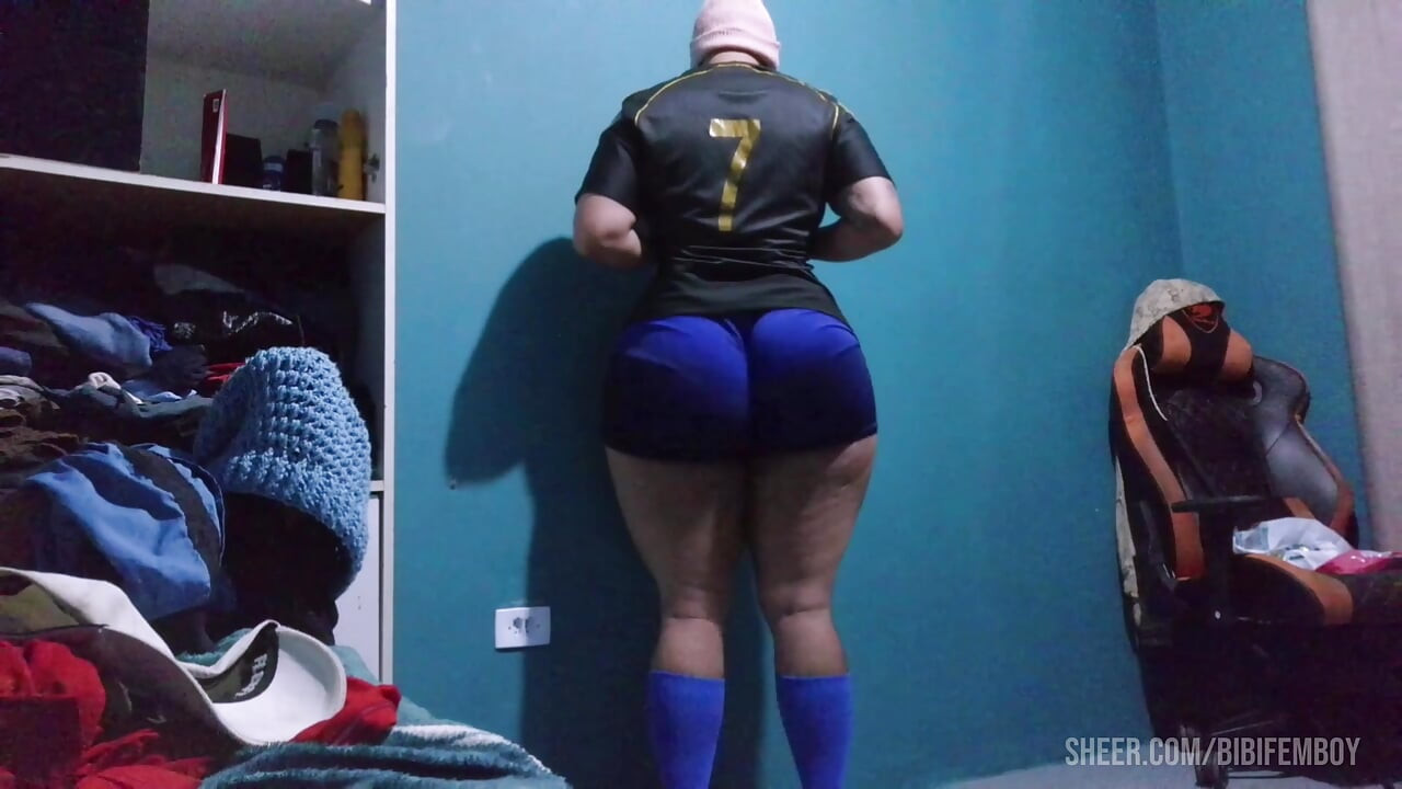 A curvy tranny with a big ass and a feminine body.