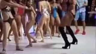 Des culs sexy dansent