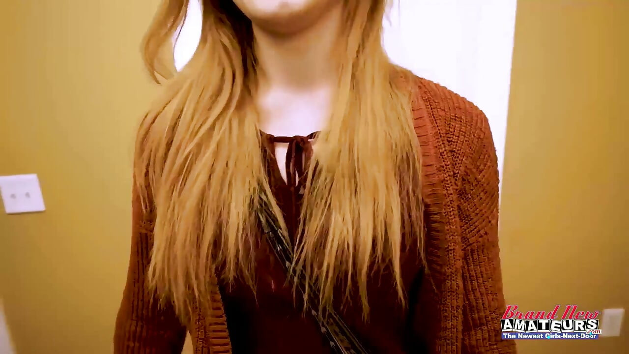 サンタのヘルパー、ジンジャーの美女キートンがマスターベーションとチンコを吸ってミルクを吸う!