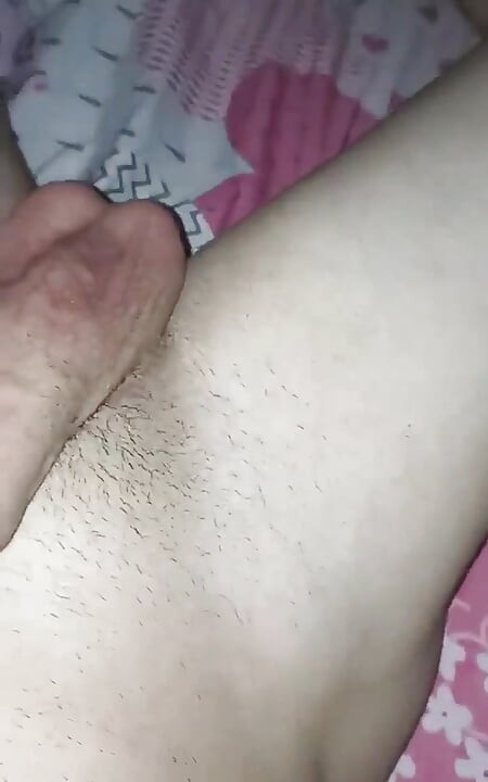 Mladá brunetka říká, že poprvé ji přinutím cítit se jako žena, protože její manžel ji nevyhoví v posteli, ona I