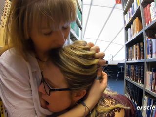 Студенты Holly и Ida делают это в библиотеке