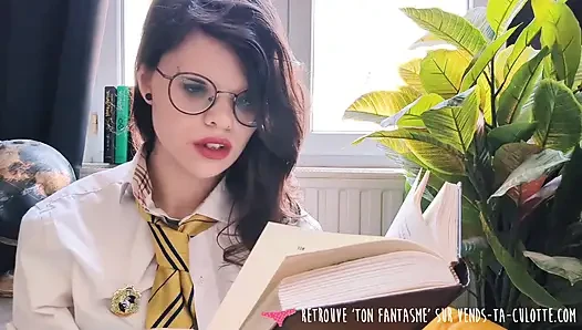 Vends-ta-culotte - murid nakal perancis yang lagi sange berat saat lagi baca buku dan masturbasi sampai orgasme